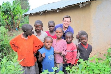 Picture of Jonathan Schouest with children in Kenya