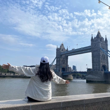 Chloe posing in front of the London Bridge