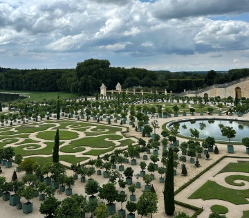 Picture of manicured gardens at Versailles